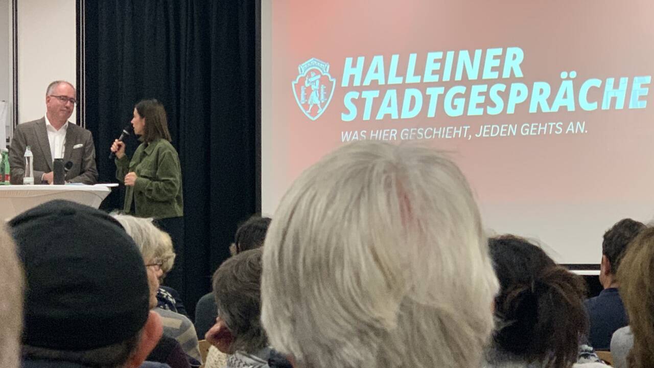 Bürgermeister Alexander Stangassinger und Sarah Untner standen den Besucherinnen und Besuchern Rede und Antwort. 