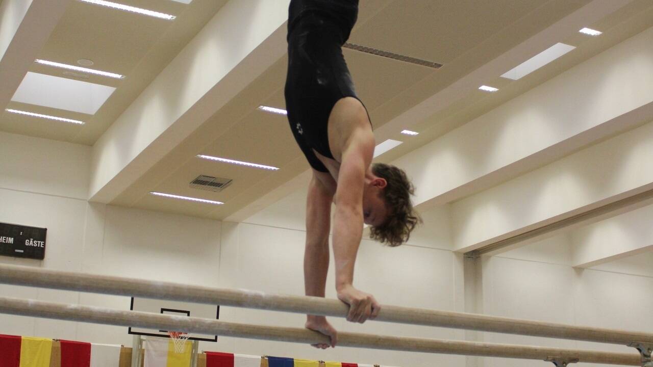 Laurin Oberhuemer am Reck 