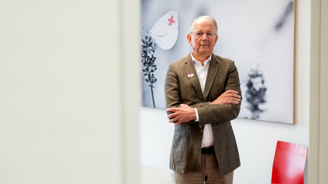 Rotkreuz-Präsident Werner Aufmesser in seinem Büro im Rahmen des SN-Interviews. Seit 2014 ist der 75-jährige Allgemeinmediziner Präsident des Salzburger Roten Kreuzes.  