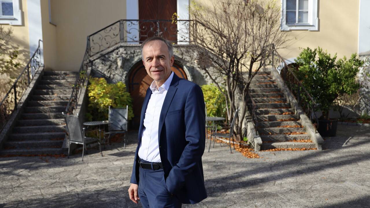 Notar und Kunstmäzen Claus Spruzina vor Schloss Wiespach in Hallein. 