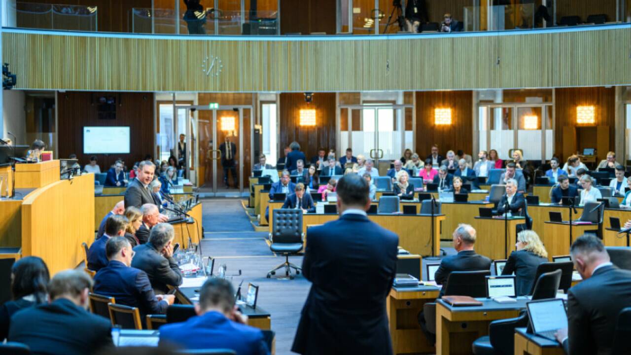 Start mit Fragestunde an NEOS-Bildungsminister Wiederkehr 