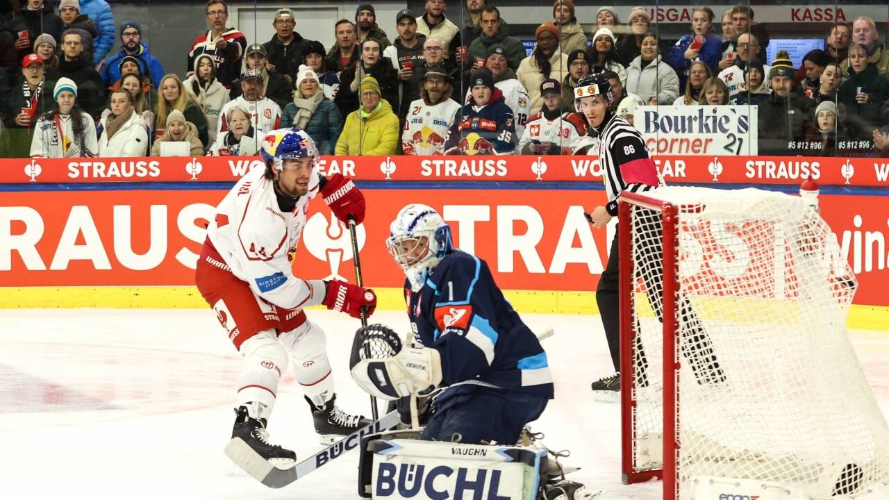 Darauf hat man lange gewartet: Brendan Coe (li.) trifft für Salzburg. Darauf hat man lange gewartet: Brendan Coe (li.) trifft für Salzburg.