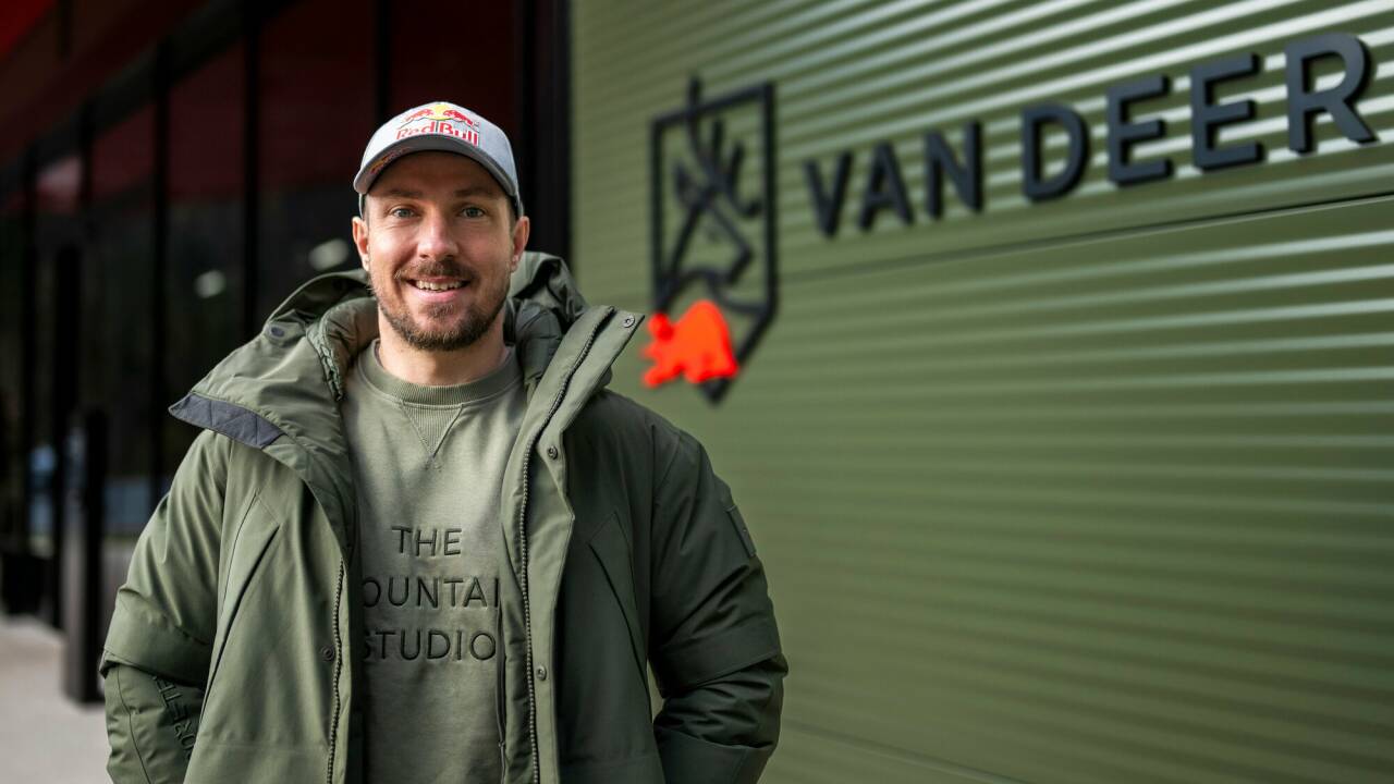 Marcel Hirscher vor seiner Fabrik. 