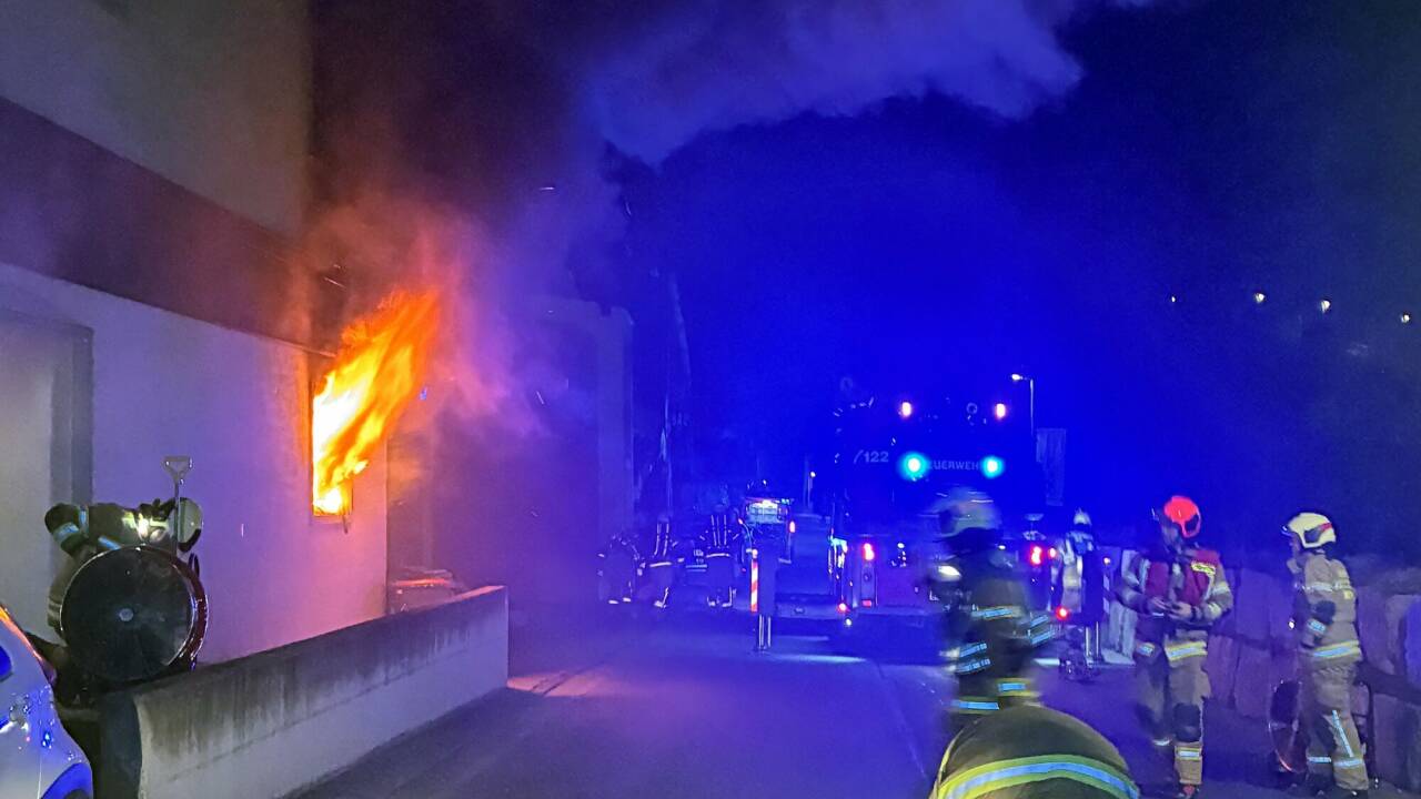 Beim Eintreffen der Feuerwehr stand die Wohnung in Vollbrand. 