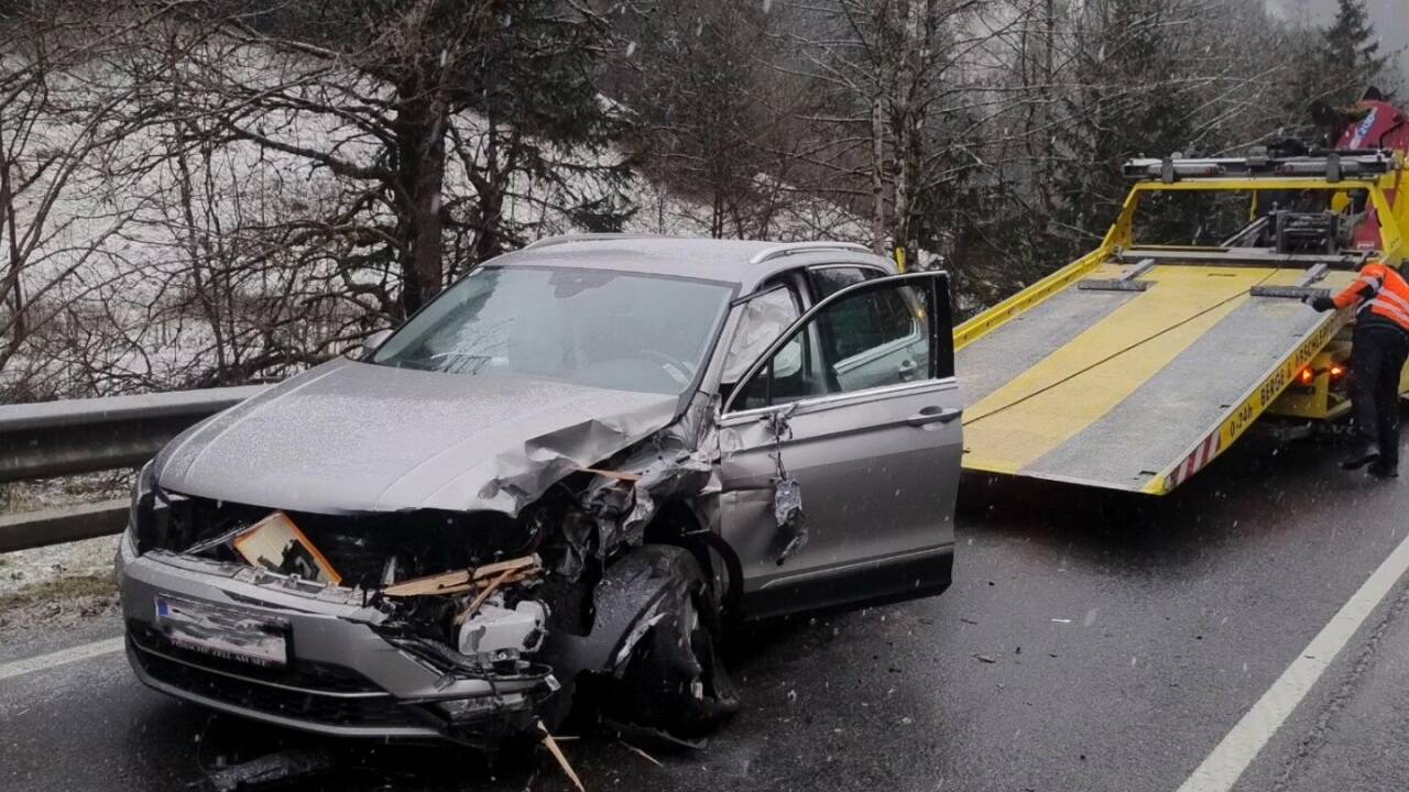 Bei der Kollision zweier Fahrzeuge auf der L111 bei Viehofen wurde eine Person leicht verletzt. 