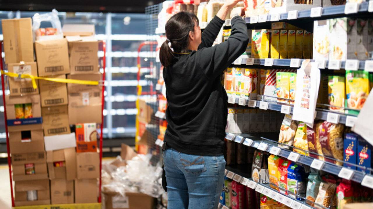 Angestellte im Lebensmitteleinzelhandel fühlen sich, gemessen an der Belastung in der Arbeit, nicht ausreichend bezahlt. Angestellte im Lebensmitteleinzelhandel fühlen sich, gemessen an der Belastung in der Arbeit, nicht ausreichend bezahlt.