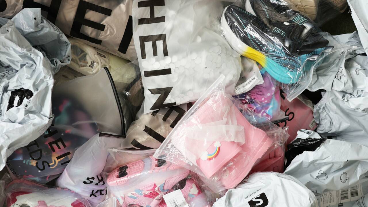 Textilien, Schuhe und Verpackungsmüll aus Plastik von Shein. Textilien, Schuhe und Verpackungsmüll aus Plastik von Shein.