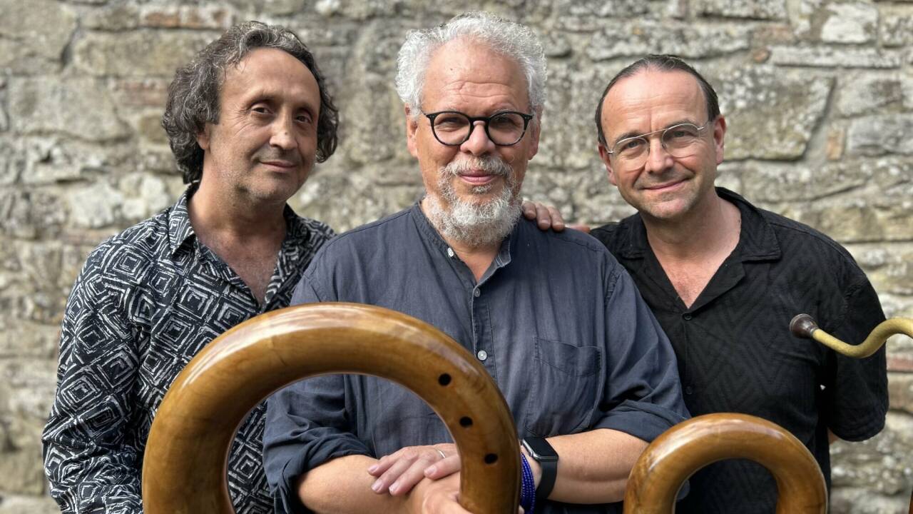 Luciano Biondini, Michel Godard und Lucas Niggli kreieren kammermusikalischen Jazz vom Feinsten. Luciano Biondini, Michel Godard und Lucas Niggli kreieren kammermusikalischen Jazz vom Feinsten.
