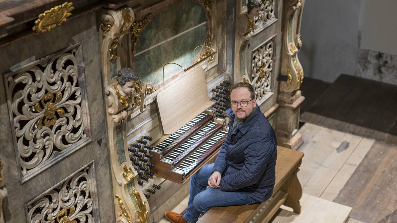 Organist und Stiftsmusiker Peter Peinstingl an der neuen Orgel.  
