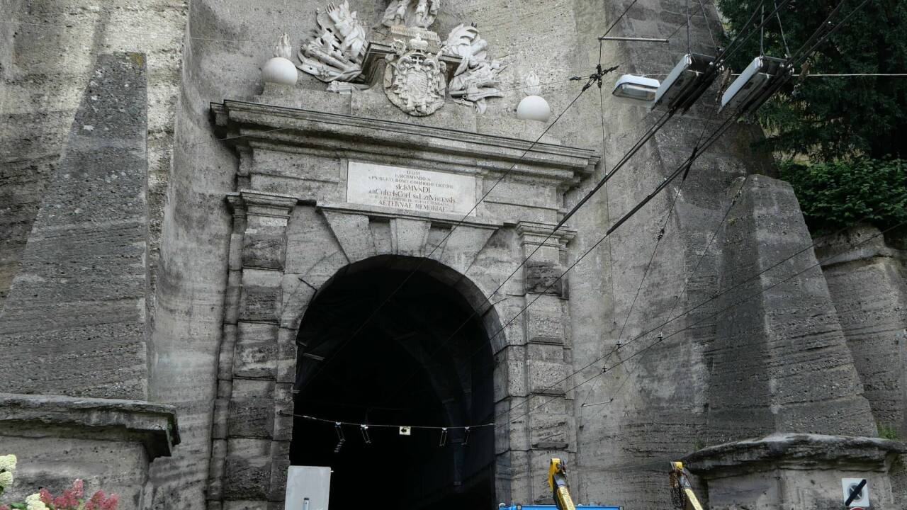 Das Neutorportal auf der Riedenburger Seite, stadtseitig steht der große Kran der Festspielbaustelle. 