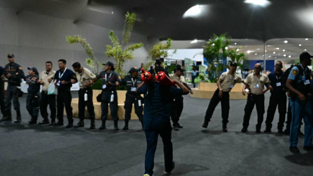 Sicherheitskräfte blockierten den Zugang zur COP30 wegen eines Brandes Sicherheitskräfte blockierten den Zugang zur COP30 wegen eines Brandes