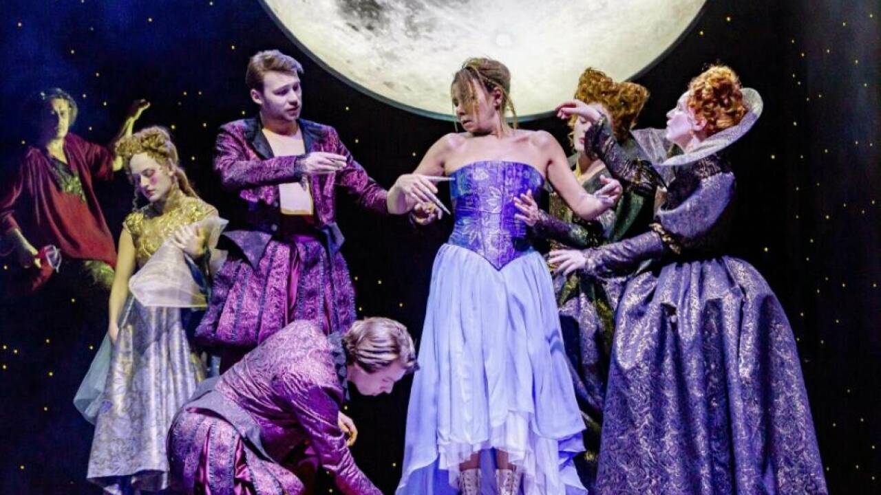 Opulente Kostüme im Athener Wald Opulente Kostüme im Athener Wald