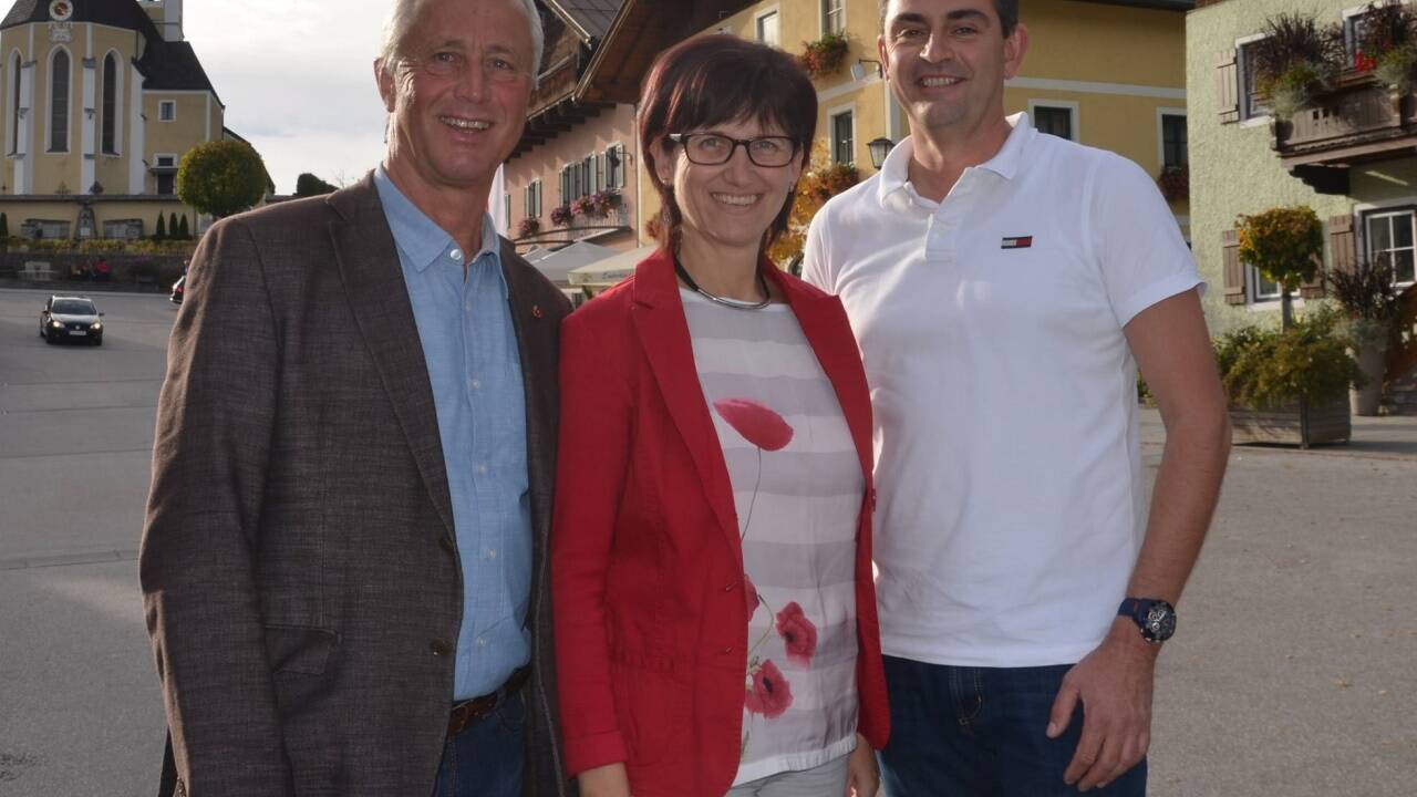 ÖVP-Trio auf dem St. Veiter Marktplatz: Bgm. Sebastian Pirnbacher mit seinem designierten Nachfolger Manfred Brugger (die Amtsübergabe soll rund um Weihnachten 2018 erfolgen) und Ortsparteiobfrau Maria Hasenöhrl.  