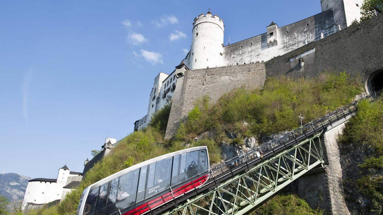 Die Festungsbahn in ihrem aktuellen Design fährt seit 125 Jahren hinauf zum Salzburger Wahrzeichen. 