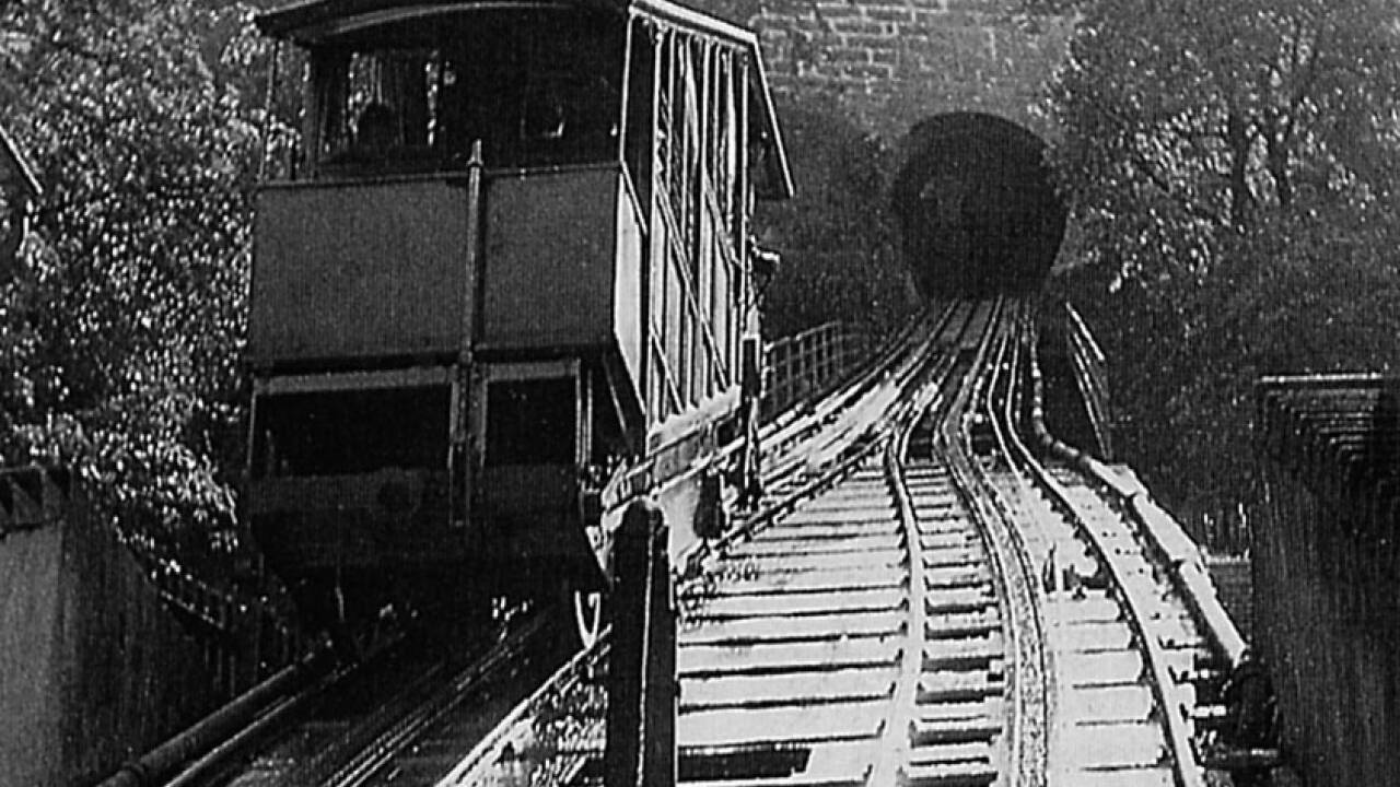 Die sogenannte „Tröpferlbahn“ war die erste Generation der FestungsBahn (1892) 