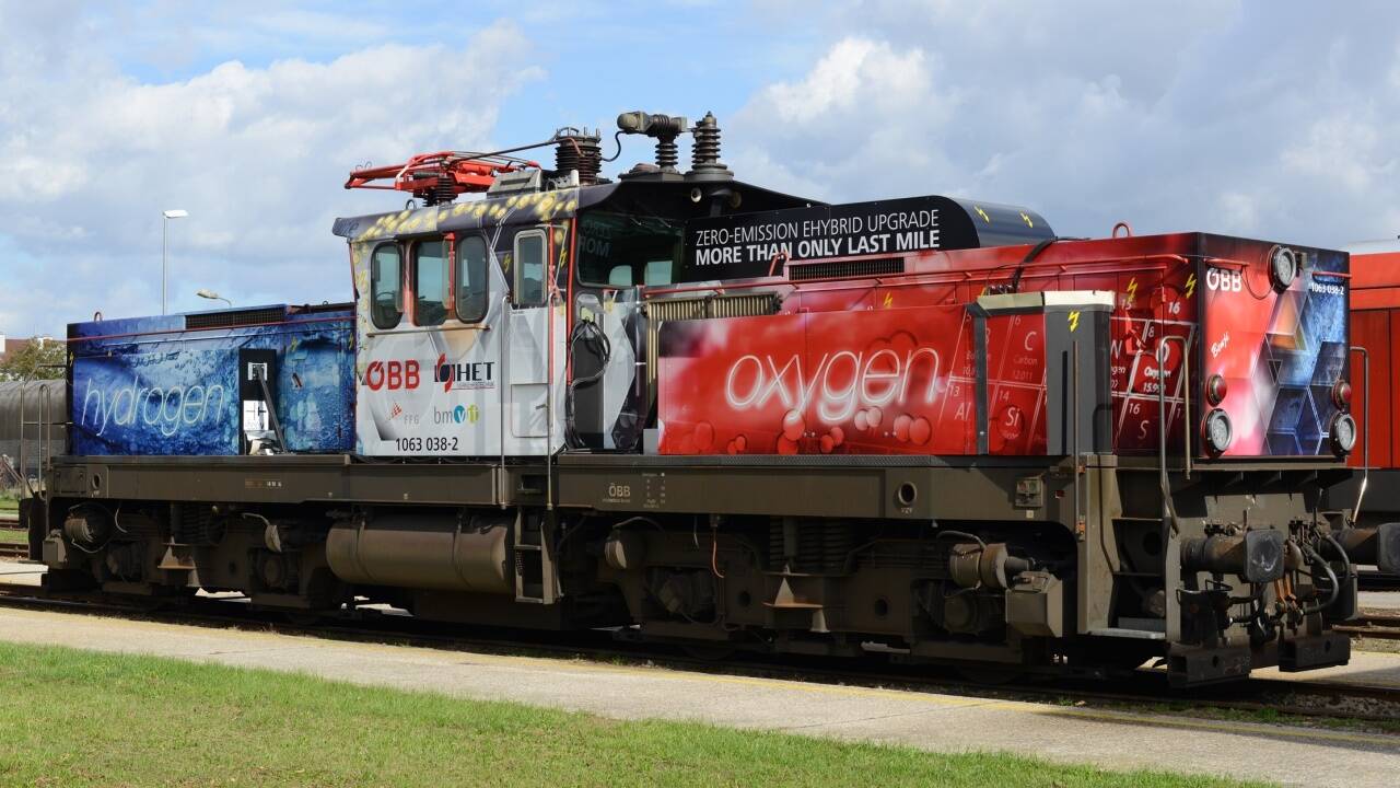 Die Güterzugslok, die von der Neumarkter Firma HET umgerüstet wurde, hat einen Hybrid-Antrieb. Bild SN/ HET/Inderst 