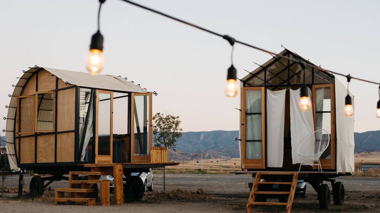 Mobile Mini-Häuser liegen voll im Trend. Maximaler Wohnkomfort auf minimaler Wohnfläche. 