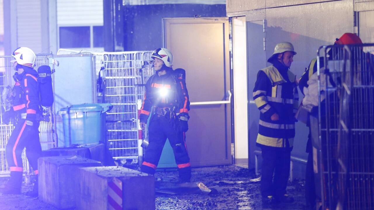 Die Berufsfeuerwehr konnte den Brand beim Forum 1 rasch löschen. Bilder: SN/Robert Ratzer 