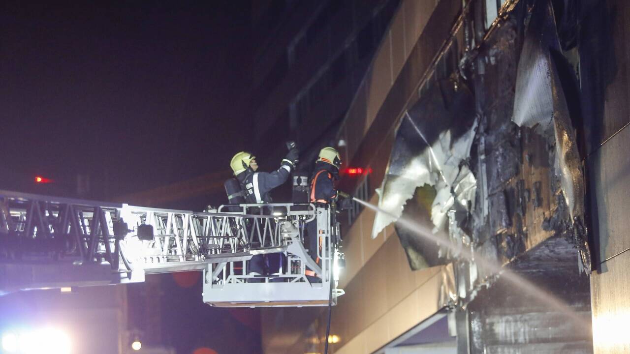 Die Berufsfeuerwehr konnte den Brand beim Forum 1 rasch löschen. Bilder: SN/Robert Ratzer 