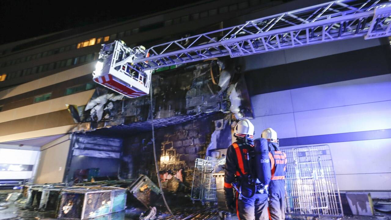 Die Berufsfeuerwehr konnte den Brand beim Forum 1 rasch löschen. Bilder: SN/Robert Ratzer 