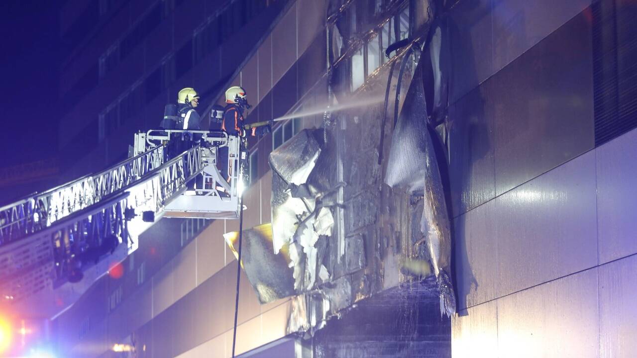 Die Berufsfeuerwehr konnte den Brand beim Forum 1 rasch löschen. Bilder: SN/Robert Ratzer 