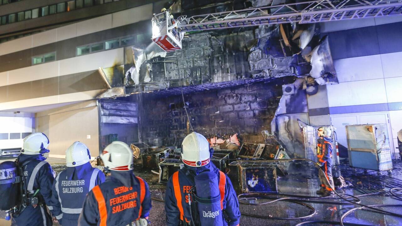 Die Berufsfeuerwehr konnte den Brand beim Forum 1 rasch löschen. Bilder: SN/Robert Ratzer 
