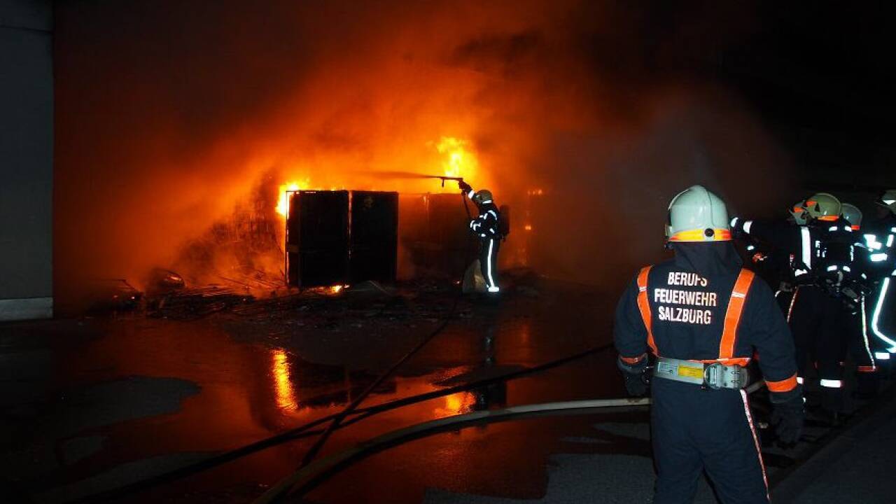 Die Berufsfeuerwehr konnte den Brand beim Einkaufszentrum rasch löschen.  