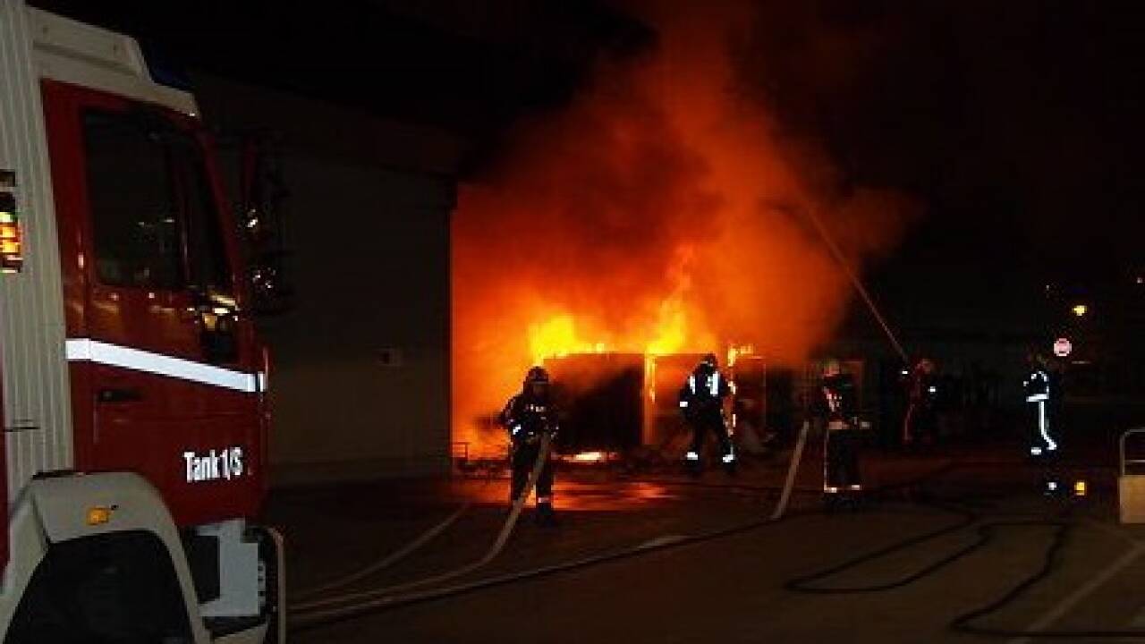 Die Berufsfeuerwehr konnte den Brand beim Einkaufszentrum rasch löschen.  