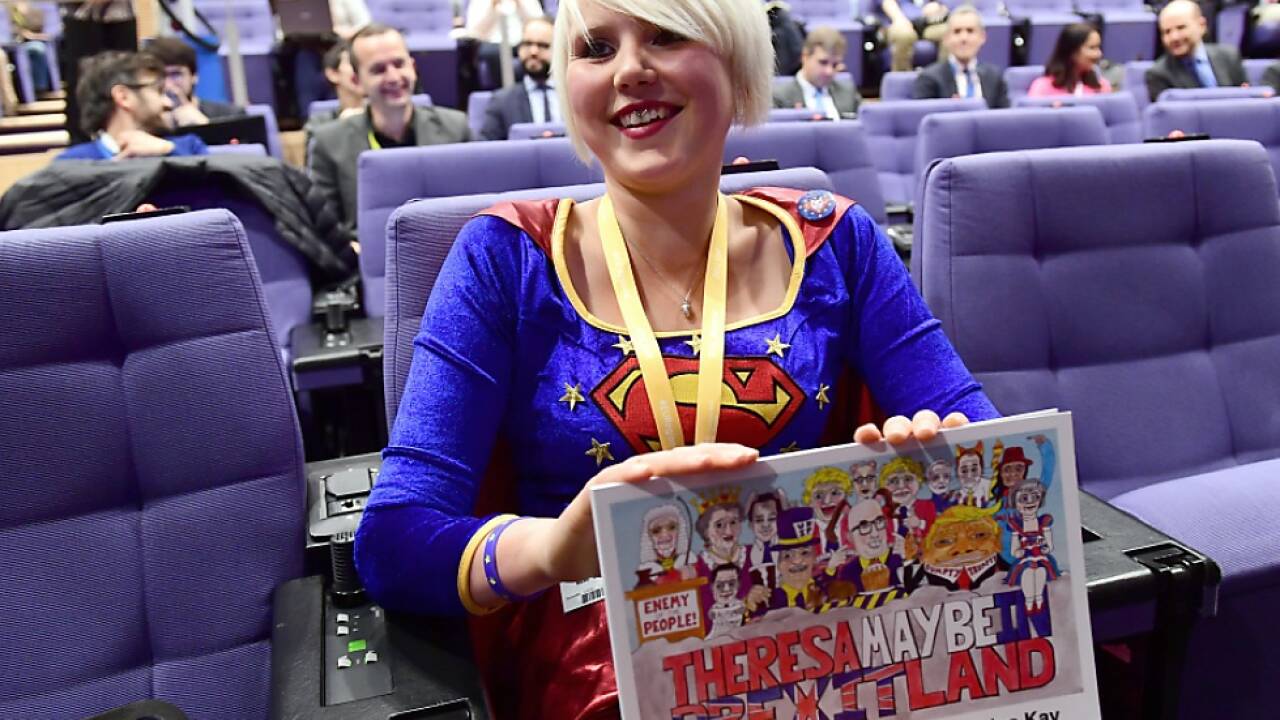 EU-'Supergirl' Madeleine Kay protestierte gegen den Brexit 