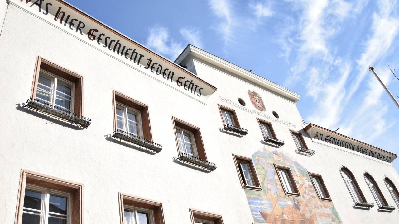 Blick auf die Fassade des Halleiner Ratshauses am Schöndorferplatz.   Blick auf die Fassade des Halleiner Ratshauses am Schöndorferplatz.