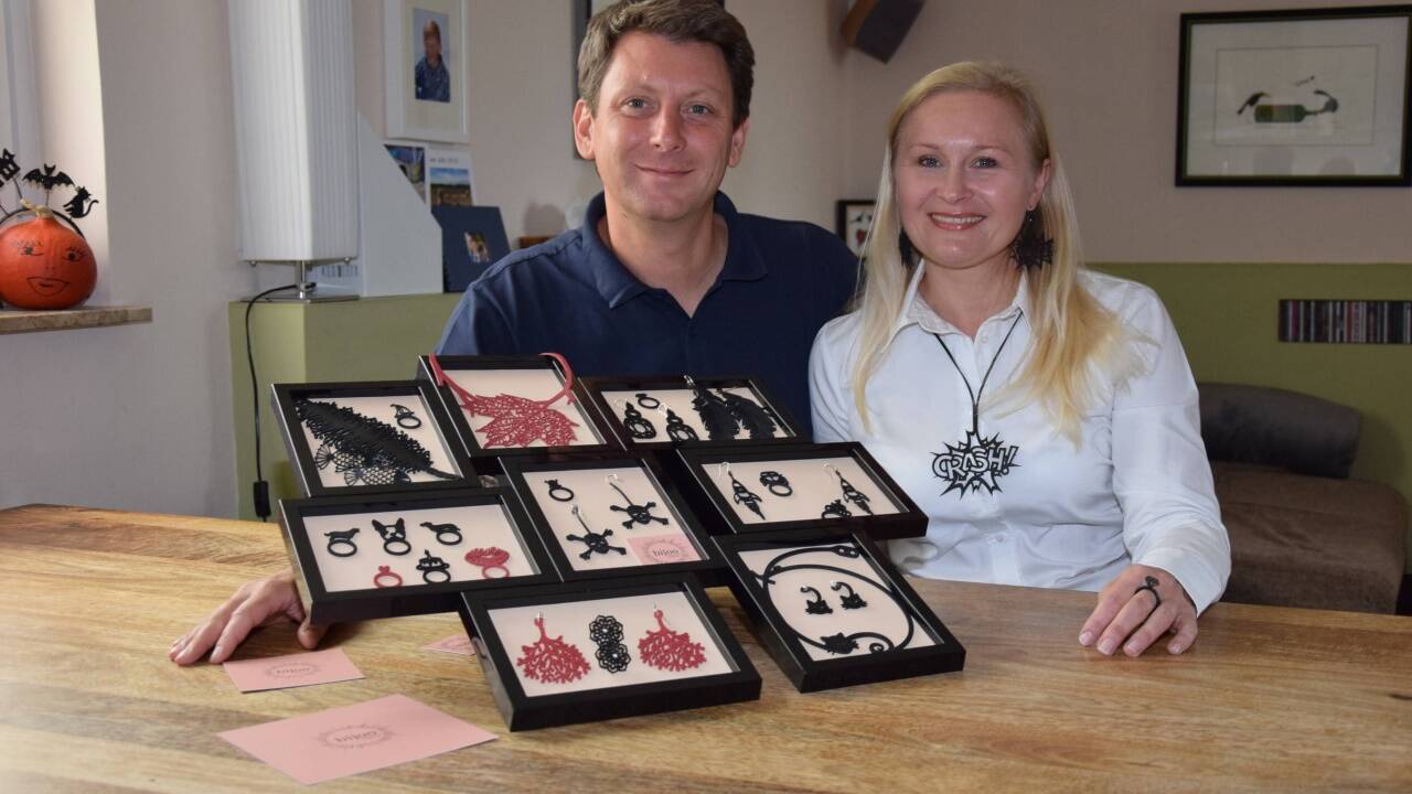 Federleichten Schmuck aus brasilianischem Naturkautschuk importieren und vertreiben Michael und Margareta Niedermoser unter dem Label „Bijoo“ in Aigen. Das Online-Geschäft floriert bereits, nun wollen sie es auch offline probieren. Federleichten Schmuck aus brasilianischem Naturkautschuk importieren und vertreiben Michael und Margareta Niedermoser unter dem Label „Bijoo“ in Aigen. Das Online-Geschäft floriert bereits, nun wollen sie es auch offline probieren.