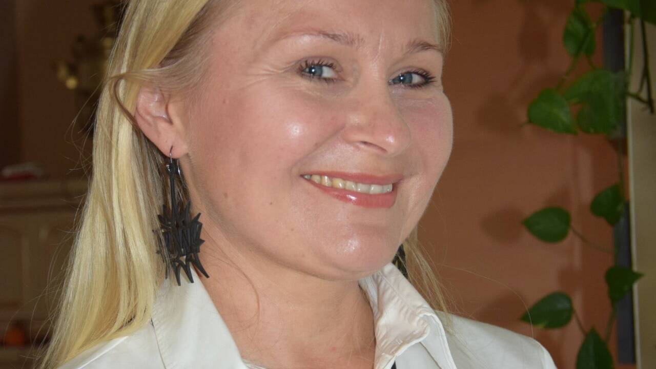 Margareta Niedermoser trägt „Bijoo“, auffälligen Schmuck, gestanzt aus Naturkautschukplatten,.   Margareta Niedermoser trägt „Bijoo“, auffälligen Schmuck, gestanzt aus Naturkautschukplatten,.