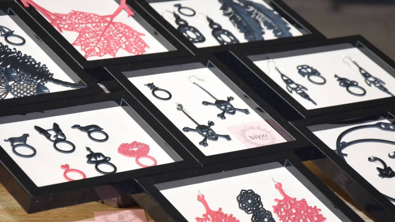 Ketten, Armbänder, Ringe, Ohrringe. Ketten, Armbänder, Ringe, Ohrringe.