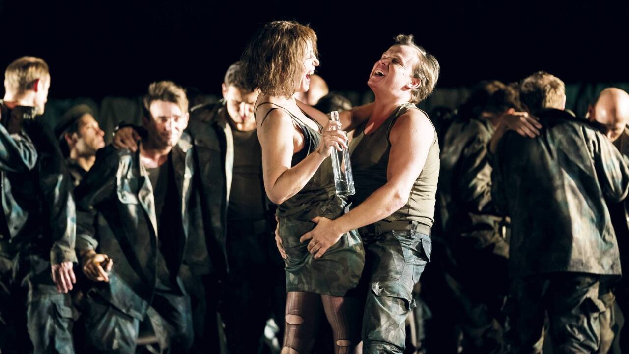(v.l.) Lise Lindstrom als "Marie" und Ale? Briscein als "Tambourmajor" während einer Fotoprobe von "Wozzeck" am Theater an der Wien. (v.l.) Lise Lindstrom als 'Marie' und Ale? Briscein als 'Tambourmajor' während einer Fotoprobe von 'Wozzeck' am Theater an der Wien.