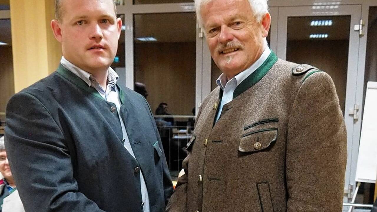 Bgm. Toni Kaufmann (r.) lobt in der Gemeindevertretungssitzung den neuen Gollinger Vize-Bgm. Peter Harlander jun. an, der den Sitz von Josef Hettegger übernimmt. 