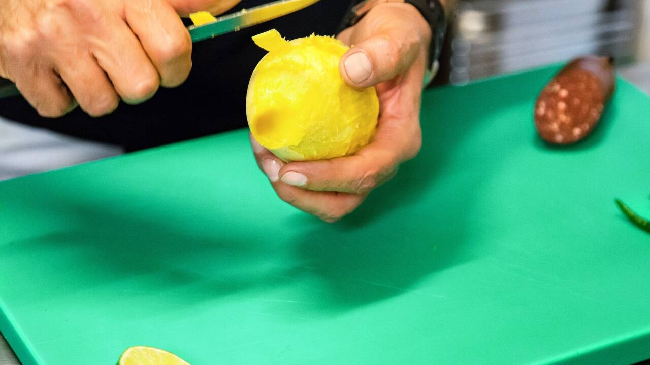 Die Blunzn-Radl werden asiatisch gewürzt, das Mangokraut überzeugt mit gesunder Schärfe. Das Tüpfelchen auf dem „i“ sind aber die pannonischen Grammelpogatscherl. 