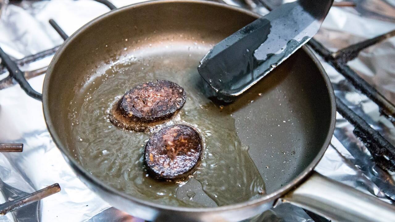 Die Blunzn-Radl werden asiatisch gewürzt, das Mangokraut überzeugt mit gesunder Schärfe. Das Tüpfelchen auf dem „i“ sind aber die pannonischen Grammelpogatscherl. 
