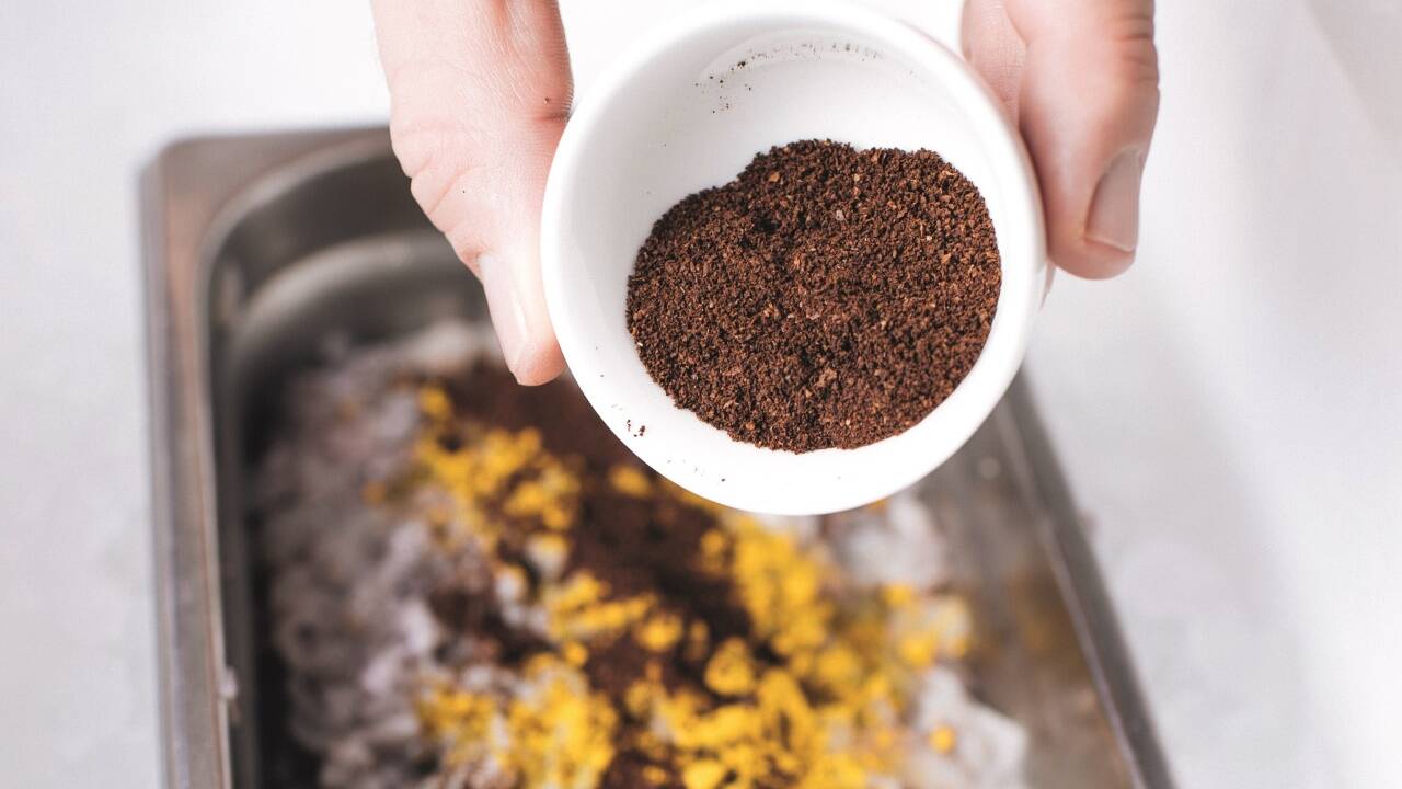 Dazu kommt noch Kaffee, geriebene Zitronenschale und eine kleine fein geschnittene Zwiebel.  