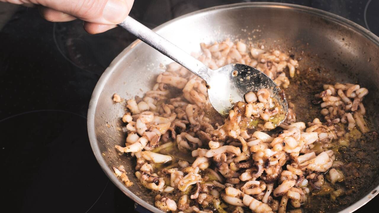 Tintenfisch anrösten 