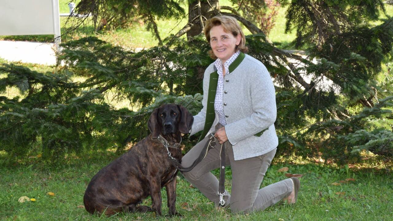 Gabriele Fidler mit ihrer 7-jährigen Bella, eine Hannoveraner Schweißhündin.  Gabriele Fidler mit ihrer 7-jährigen Bella, eine Hannoveraner Schweißhündin.