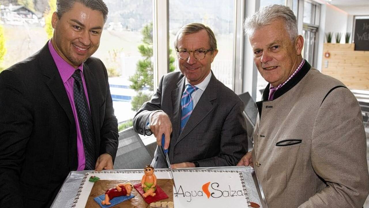 Der letzte große Umbau im Bad fand 2012/13 statt: Mit einem größeren Ruheraum sowie neuer Terrasse und Feuersauna erweiterte Aqua-Salza-Manager Erik Kerwer das Angebot für Wellness-Fans (im Bild l. bei der Wiedereröffnung mit Landeshauptmann Wilfried Haslauer und Bgm. Toni Kaufmann).  