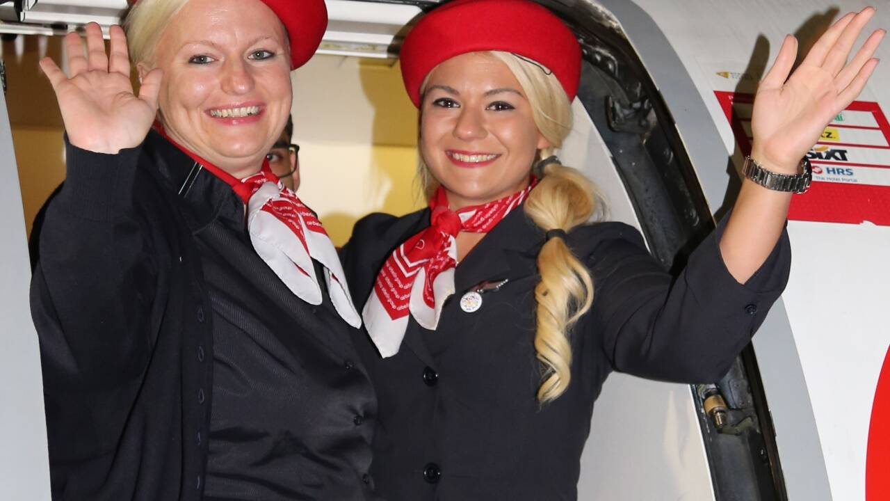 Ein letztes Winken: Noch einmal grüßen die beiden Stewardessen bevor sich die Türen zum letzten Air Berlin Flug in Richtung Düsseldorf hinter ihnen schloss 
