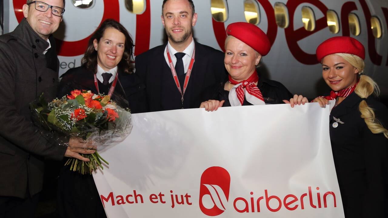 Die Bordcrew wurde mit kleinen Geschenken des Flughafens auf die letzte Reise von Salzburg aus verabschiedet. Der Verkehrsleiter des Salzburg Airport, Christopher Losmann, überreichte der Frau Kapitän einen Blumenstrauß zum Abschied, die Mannschaft erhielt Erinnerungstücke. 