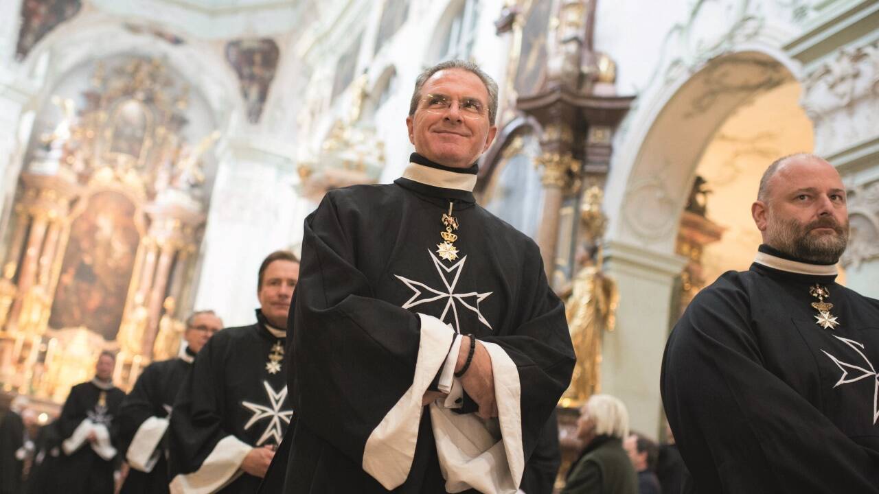 Der Ehrentag für die Malteser begann am Sonntag mit einem Hochamt in der Stiftskirche von St. Peter – geleitet von Erzabt Korbinian Birnbacher.  