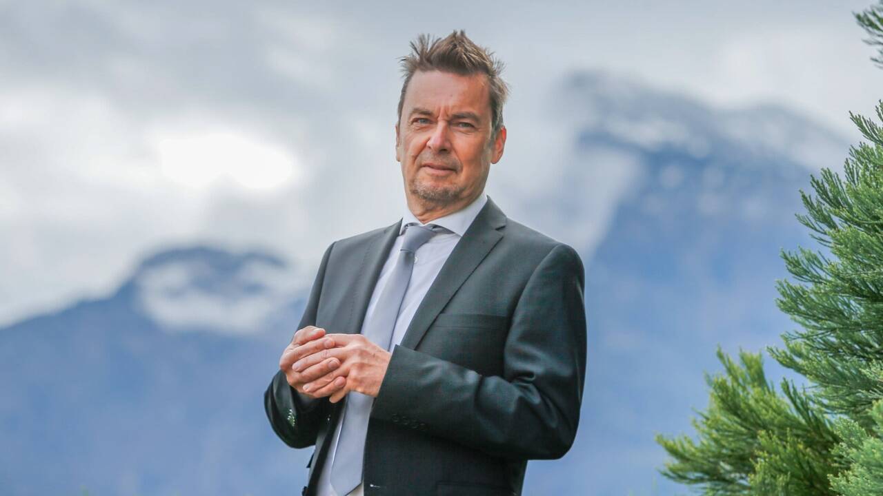 Seit zwei Jahren ist der Journalist Michael Mayr auch als Trauerredner tätig.  