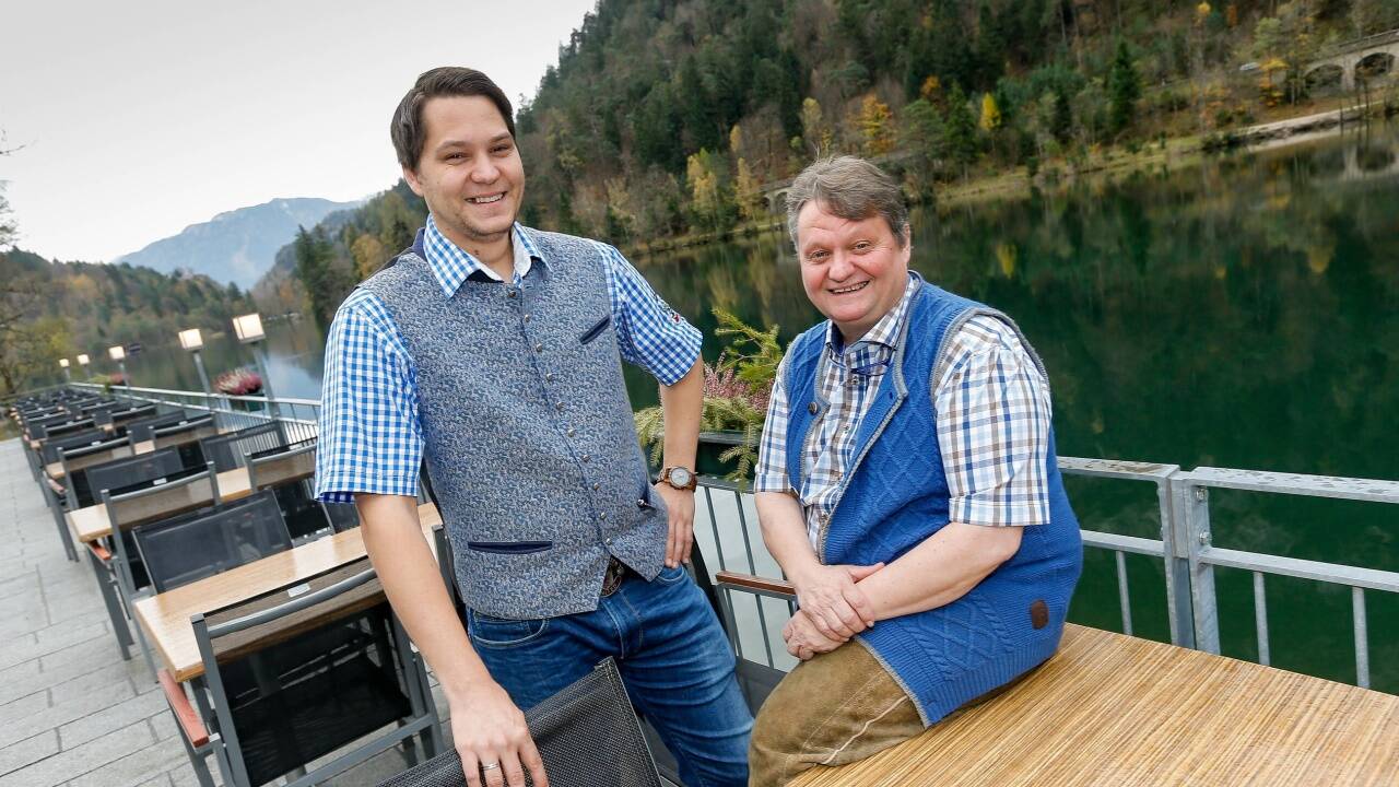 Benjamin und Gerhard Haberl kümmern sich im Seewirt am Thumsee um ihre Gäste.  
