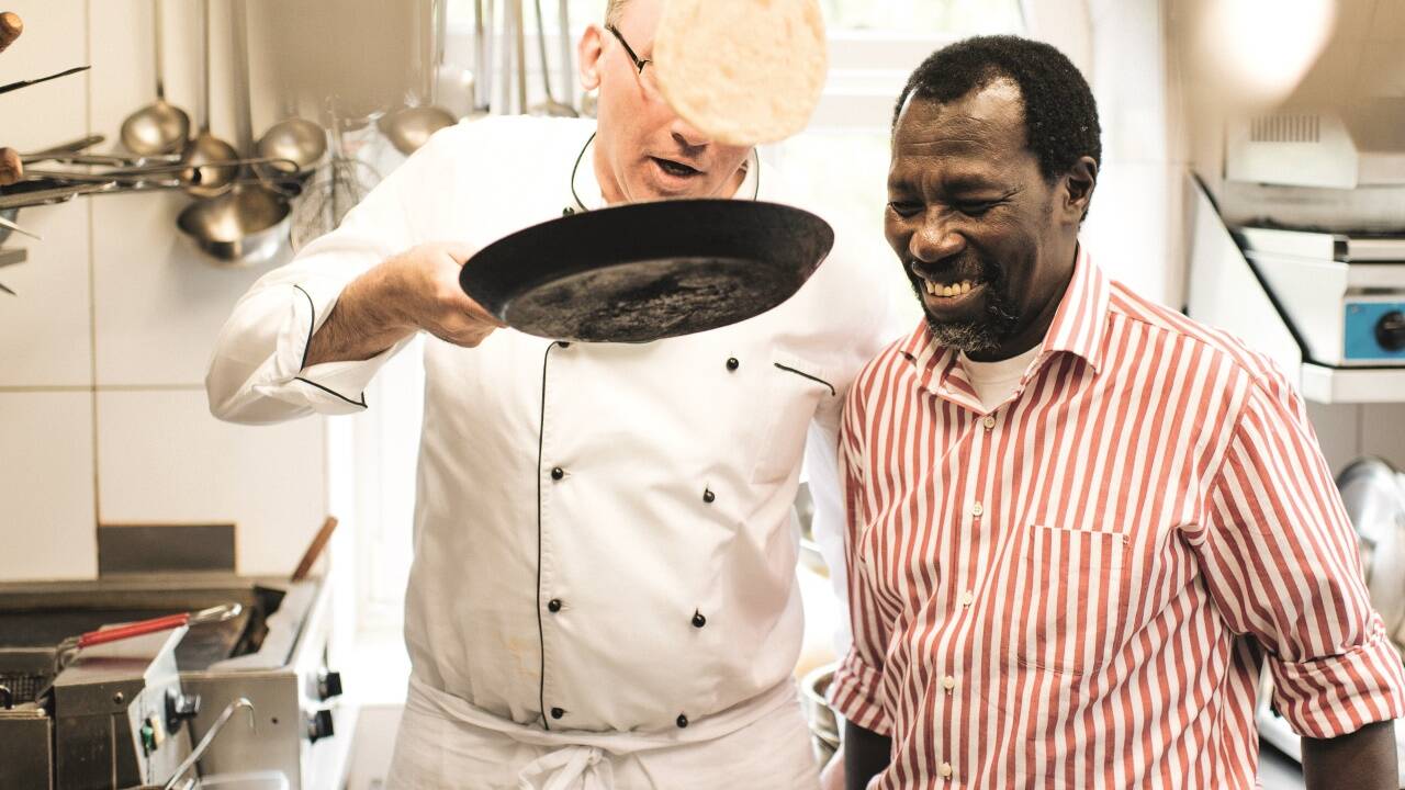 Roland Essls Spezialität: Über den Pfannenrand hinaus schauen. Hier mit John Mataró.  Roland Essls Spezialität: Über den Pfannenrand hinaus schauen. Hier mit John Mataró.