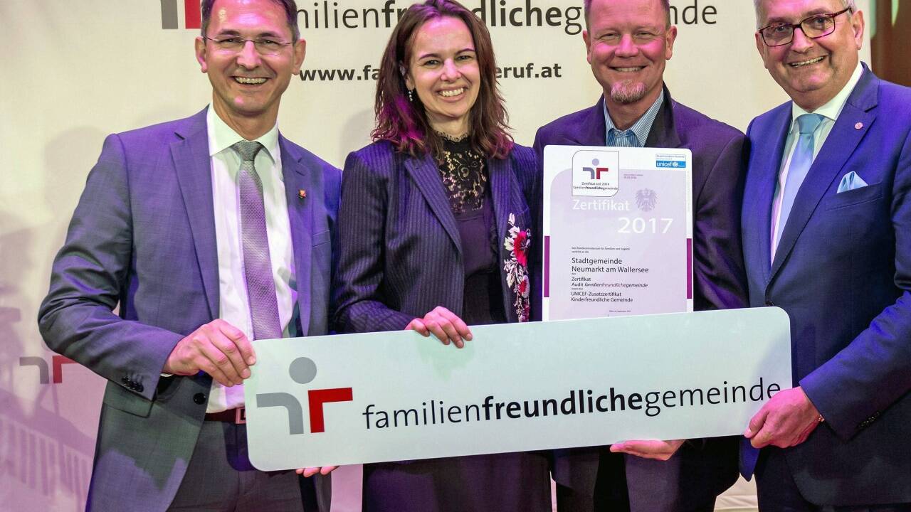 Bürgermeister Adi Rieger, Ministerin Sophie Karmasin, Roland Stiegler (Familienbeauftragter der Stadtgemeinde) und Gemeindebund-Präsident Alfred Riedl (v.l.). 