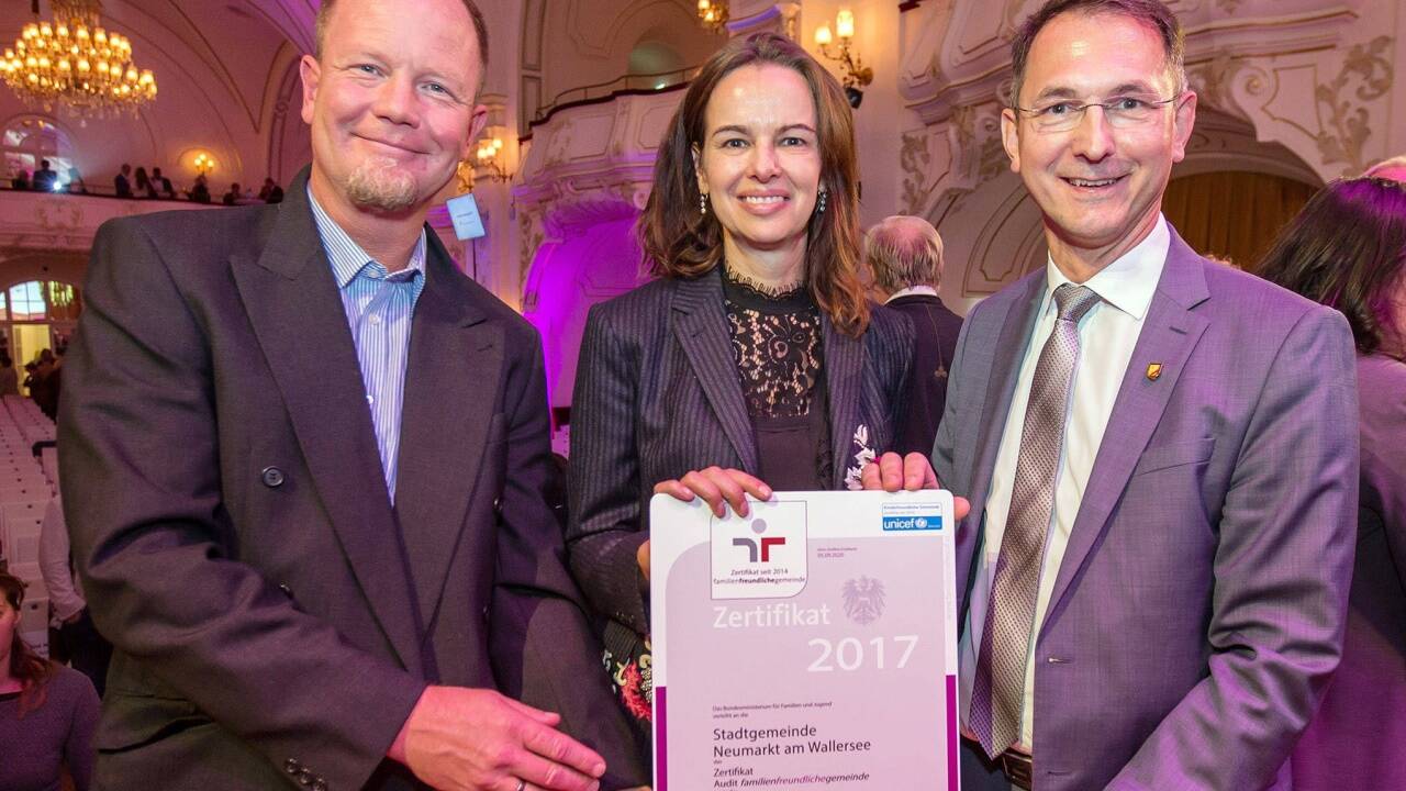 Ministerin Sophie Karmasin mit Bürgermeister Adi Rieger (r.) und Roland Stiegler (Familienbeauftragter in Neumarkt).<br><br><br> 