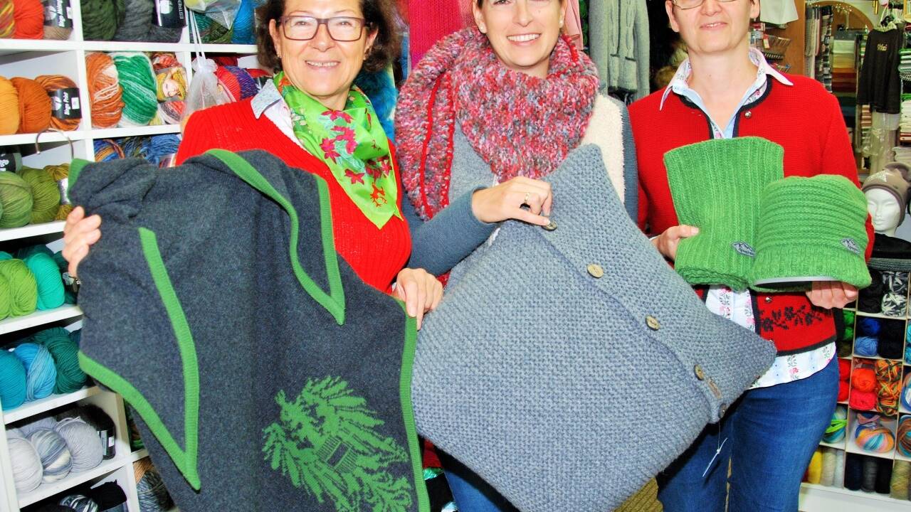 Resi und Eva Klein mit Mitarbeiterin Gabi Schiefer in ihrer heimeligen „Handarbeitsstube“. 